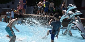 Στη τεχνητή λίμνη της πλατείας του Αγίου Πέτρου έγινε το γνωστό αποχαιρετιστήριο μπουγέλωμα των μαθητών δημοτικών σχολείων Άργους