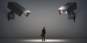κάμερες παρακολουθούν πολίτη
