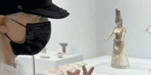 Η καλλιτεχνική διευθύντρια του DIOR κατά την επίσκεψή της στο Ακρωτήρι