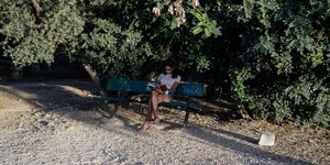 Νεαρή γυναίκα στους χώρους γύρω από τον λόγο της Ακρόπολης