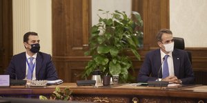 Ο Κώστας Σκρέκας και ο Κυριάκος Μητσοτάκης