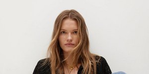 γυναίκα με καφτάνι Mango