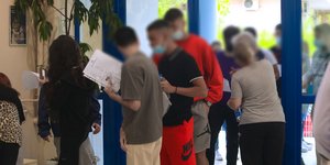 μαθητες χαρτια στο χερι
