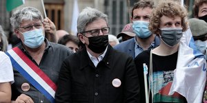 Ο Ζαν Λικ Μελανσόν με μάσκα σε πορεία