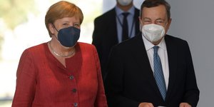 Ανγκελα Μέρκελ με τον Μάριο Ντράγκι με μάσκες