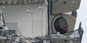 Συντρίμμια από την κατάρρευση πολυκατοικίας στο Μαϊάμι