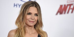 H Mισέλ Φαίφερ με μαύρο φόρεμα