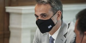 Κυριάκος Μητσοτάκης με γκρι