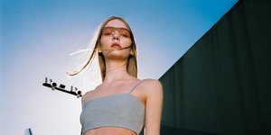 γυναίκα με παντελόνι Bershka