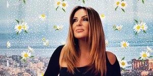Η Ναταλία Γερμανού με φλοράλ τζιν