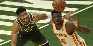 Ο Γιάννης Αντετοκούνμπο σε φάση από το Game 1 των Μιλγουόκι Μπακς με τους Ατλάντα Χοκς