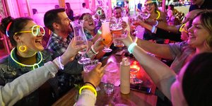 Νεοϋορκέζοι γιορτάζουν το τέλος της πανδημίας 