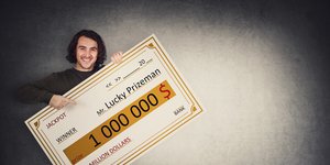 άνδρας κρατά νικηφόρο δελτίο λοταρίας
