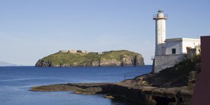 Ο φάρος του Βεντοτένε και φόντο το νησί - φυλακή του Σάντο Στεφάνο 