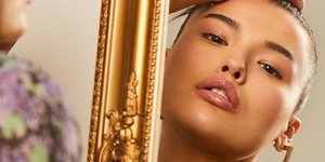 γυναίκα με μακιγιάζ