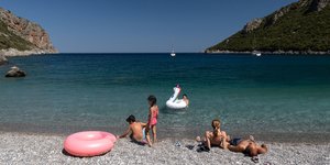 Οικογένεια σε παραλία της Πελοποννήσου