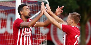 O Xασάν πανηγυρίζει γκολ του Ολυμπιακού