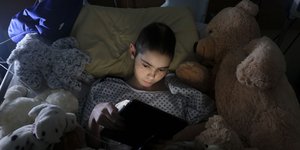 κοριτσι κρεβατι ταμπλετ 