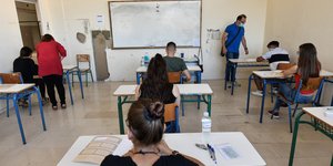 Μαθητές σε αίθουσα στις πανελλαδικές εξετάσεις
