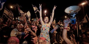 Χιλιάδες πολίτες στο Τελ Αβίβ πανηγυρίζουν την αλλαγή σελίδας στην εξουσία στο Ισραήλ