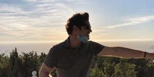 Ο Χριστόφορος Παπακαλιάτης φωτογραφίζει τη γιαγιά του