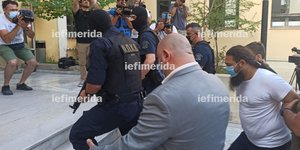 Στην Ευελπίδων ο ιερέας που πέταξε βιτριόλι στη μονή Πετράκη 