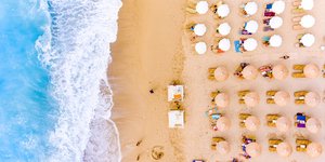 παραλια ομπρελες απο ψηλα