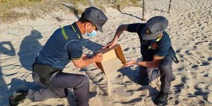 Αστυνομικοί επιστρέφουν την κλεμμένη άμμο από παραλία της Σαρδηνίας