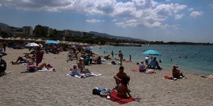 Κόσμος στον Άλιμο για μπάνιο