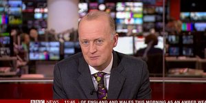 Ο παρουσιαστής του BBC με κοστούμι και σορτς/Φωτογραφία: Twitter/Massimopinni