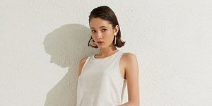 γυναίκα με τζιν και τοπ 