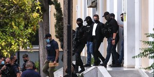 αστυνομικοί γύρω από πιλότο σε δικαστήρια για έγκλημα στα Γλυκά Νερά