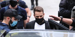 Ο 33χρονος καθ' ομολογίαν δολοφόνος Μπάμπης Αναγνωστόπουλος μεταφέρεται στη ΓΑΔΑ