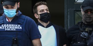 Ο Μπάμπης Αναγνωστόπουλος βγαίνει από την Ευελπίδων