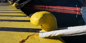 πλοία δεμένα σε λιμάνι για απεργία