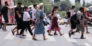 Πολίτες περνούν το δρόμο