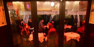 Κόσμος σε καφέ στην Πολωνία