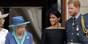 Η βασίλισσα Ελισάβετ με την Μέγκαν και τον Χάρι 