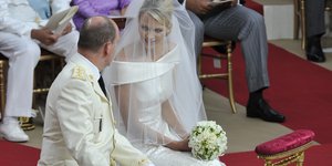 Ο πρίγκιπας Αλβέρτος του Μονακό και η πριγκίπισσα Σαρλίν την ημέρα του γάμου τους