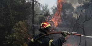 Πυροσβέστης κατά τη διάρκεια επιχείρησης κατάσβεσης πυρκαγιάς