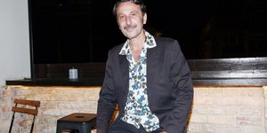 Ρένος Χαραλαμπίδης με μουστάκι και πουκάμισο