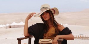 γυναίκα με καπέλο