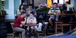 Πολίτες σε καφέ στη Μόσχα