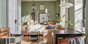 Σαλόνι με καθρέπτη στο βάθος