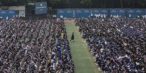 Περισσότεροι από 11.000 φοιτητές συγκεντρώθηκαν στην Ουχάν την προηγούμενη Κυριακή για μια τεράστια τελετή αποφοίτησης/