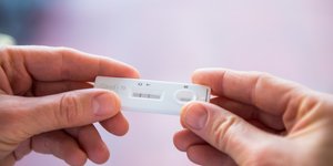 ανδρικά χέρια κρατούν self test