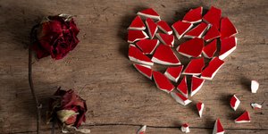 Σύνδρομο ραγισμένης καρδιάς σπασμένη καρδιά δίπλα σε μαραμένα τριαντάφυλλα
