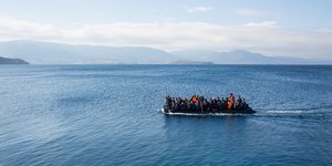 βάρκα με μετανάστες πρόσφυγες στη θάλασσα