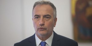 Ο Σταύρος Καλαφάτης με κοστούμι