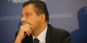 Γιώργος Στεργίου κραταει πηγούνι